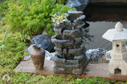 Place rockeries, earthenware jars and water bowls to create an artistic conception that combines stillness and movement.
